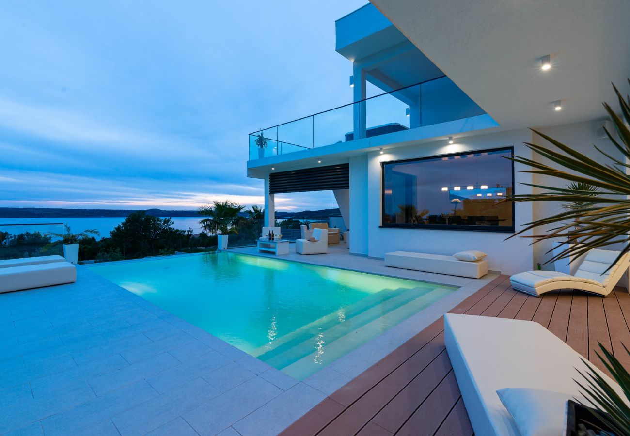 Villa in Maslenica - Villa Michelle mit Infinity-Pool