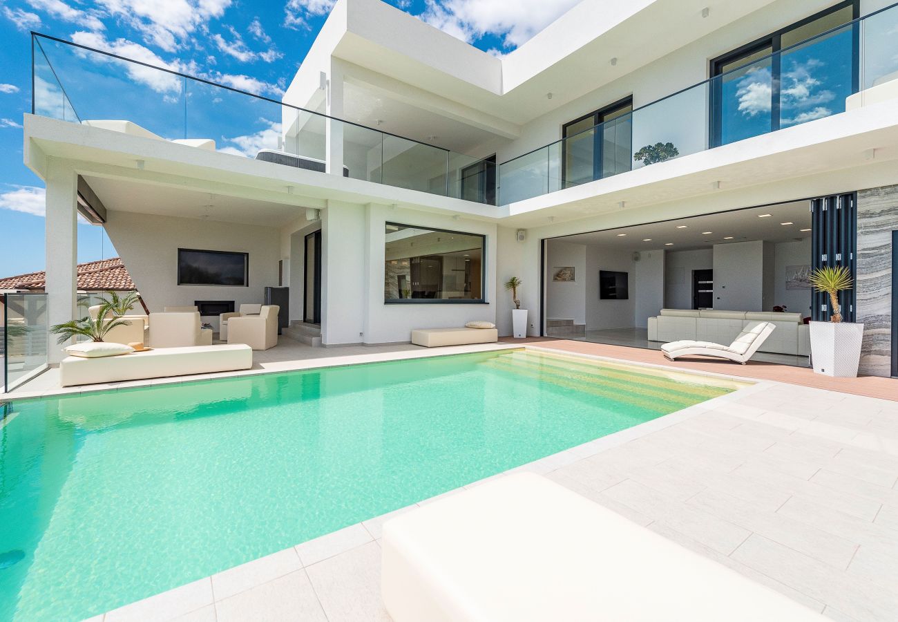 Villa in Maslenica - Villa Michelle mit Infinity-Pool