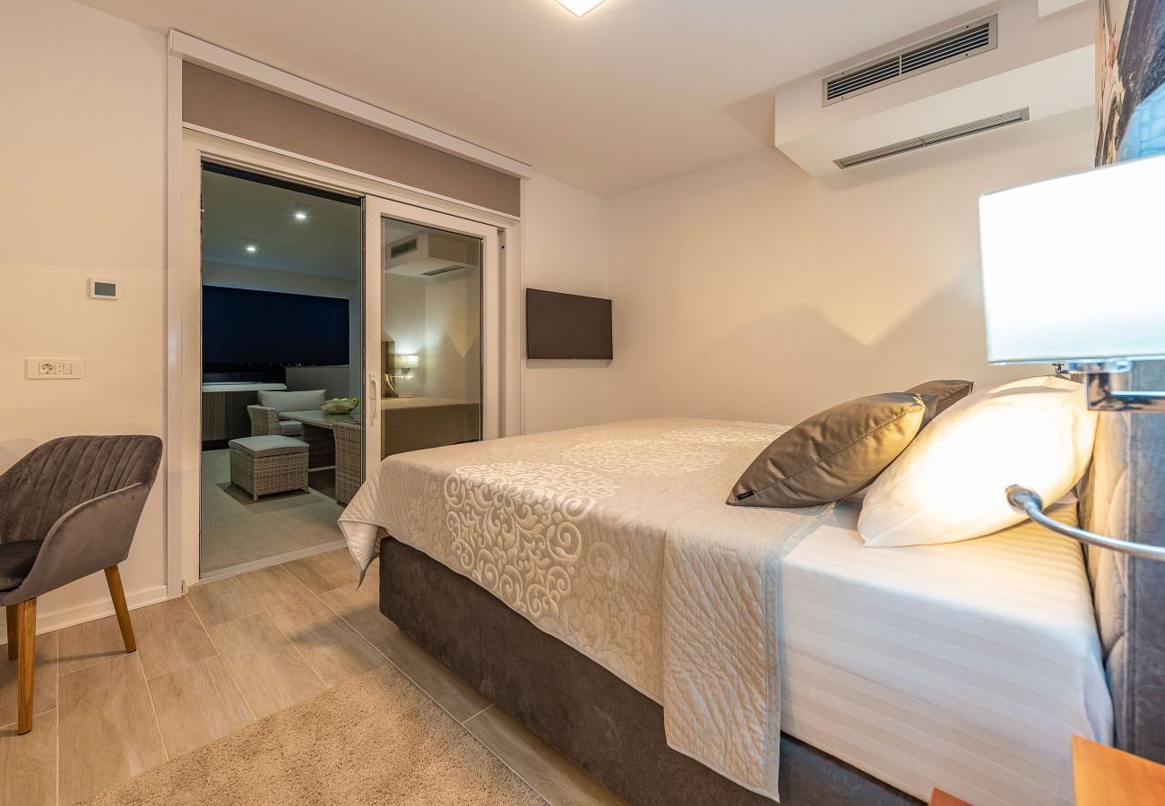 Villa in Maslenica - Villa Michelle mit Infinity-Pool