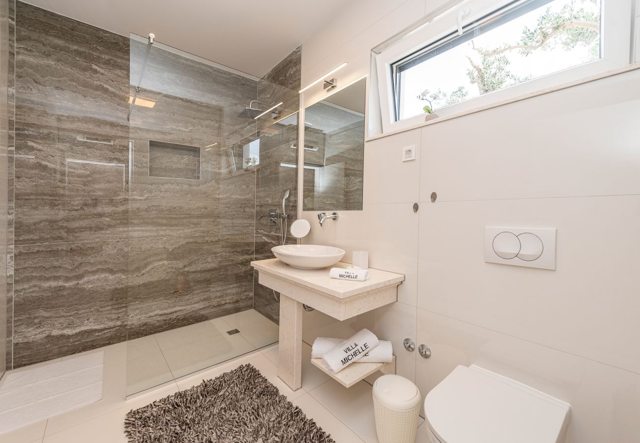 Villa in Maslenica - Villa Michelle mit Infinity-Pool