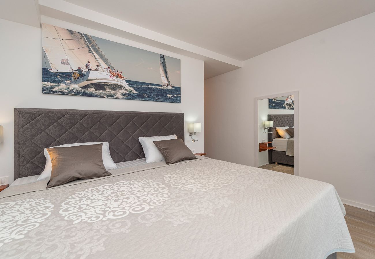 Villa in Maslenica - Villa Michelle mit Infinity-Pool