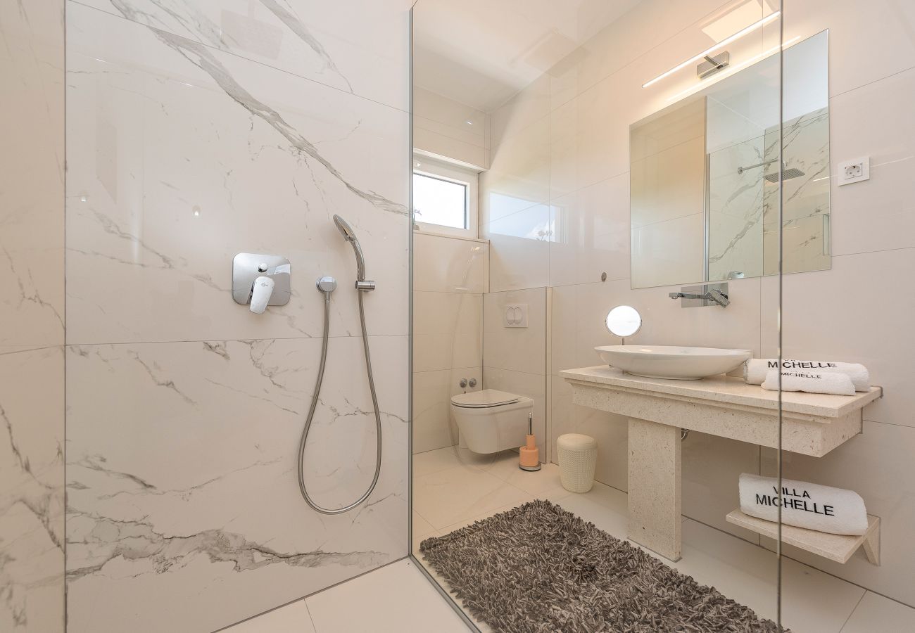 Villa in Maslenica - Villa Michelle mit Infinity-Pool