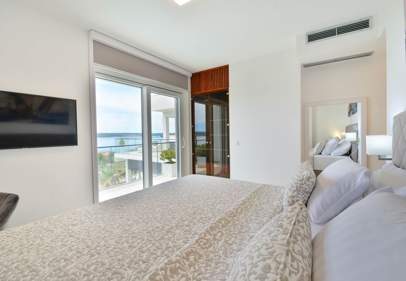 Villa in Maslenica - Villa Michelle mit Infinity-Pool