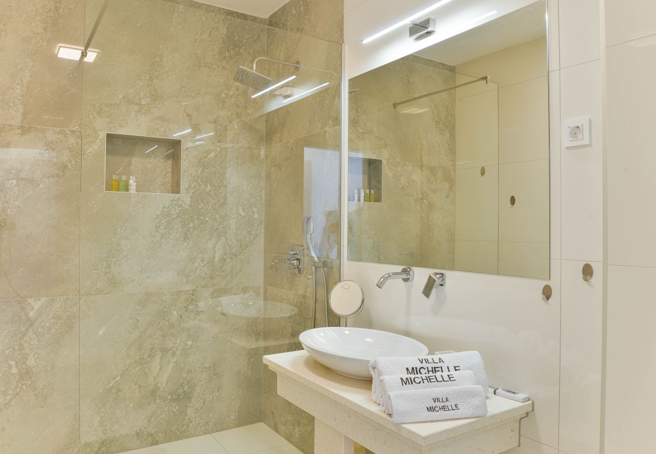 Villa in Maslenica - Villa Michelle mit Infinity-Pool