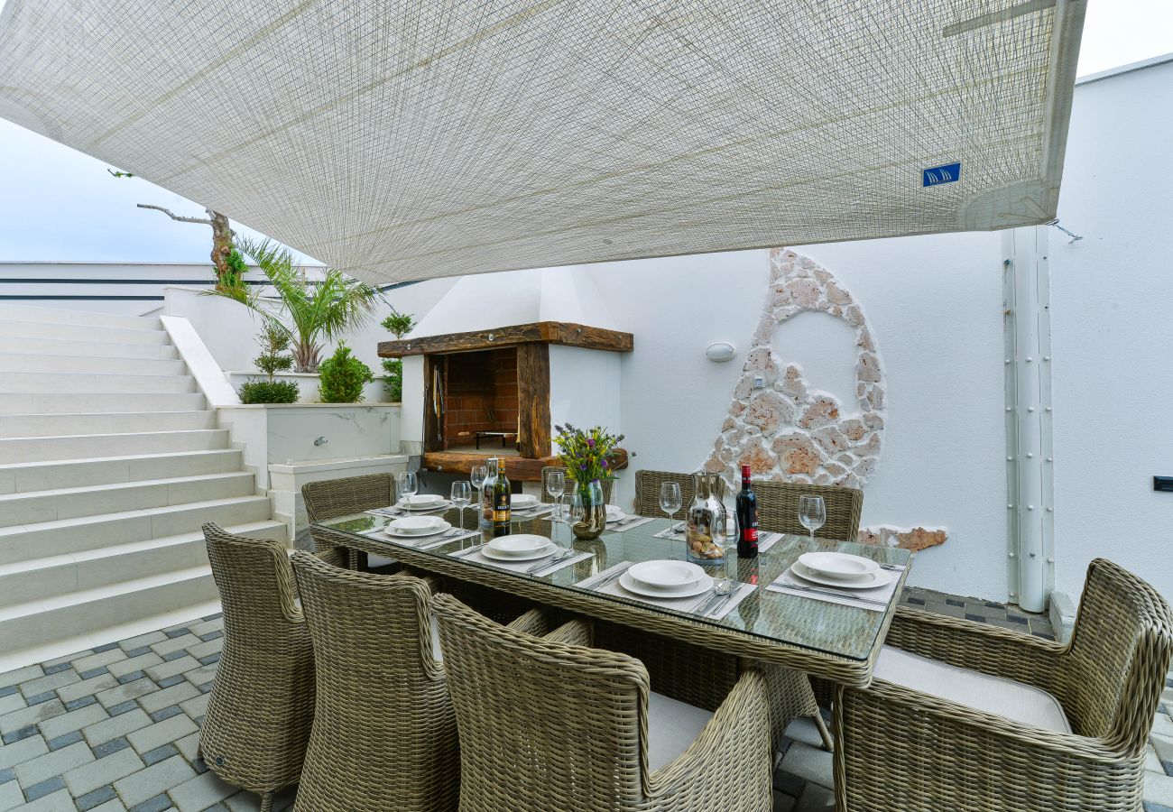 Villa in Maslenica - Villa Michelle mit Infinity-Pool