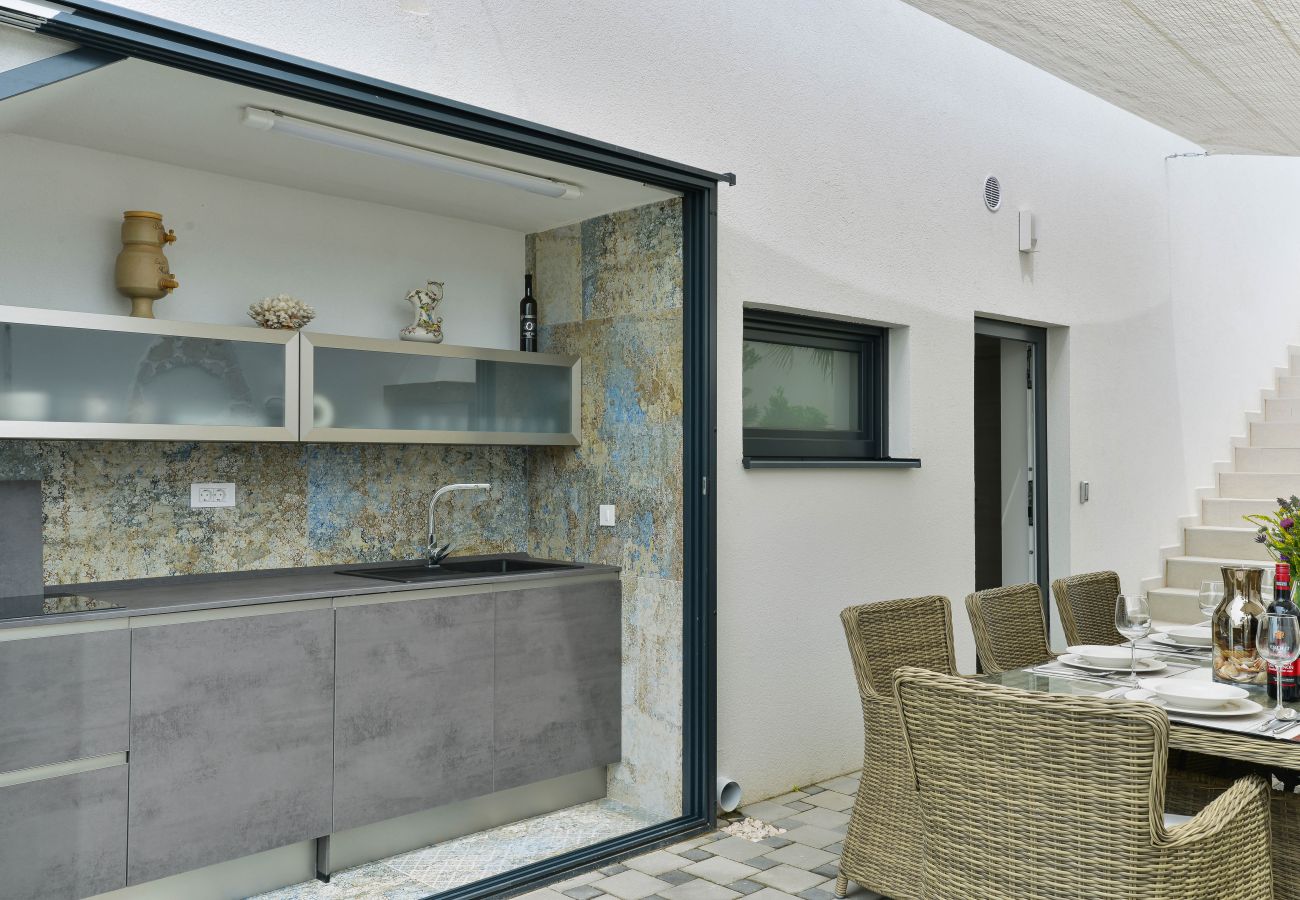 Villa in Maslenica - Villa Michelle mit Infinity-Pool