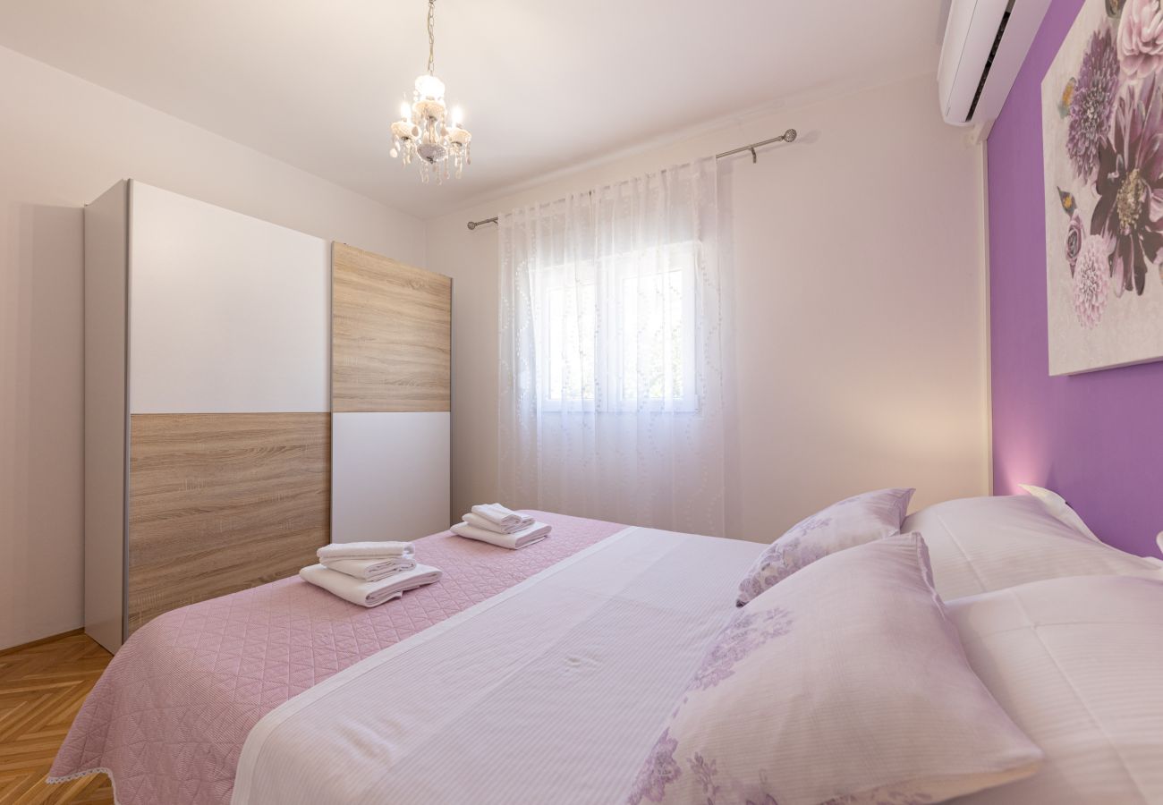 Ferienhaus in Žrnovnica - Ferienhaus Calmation