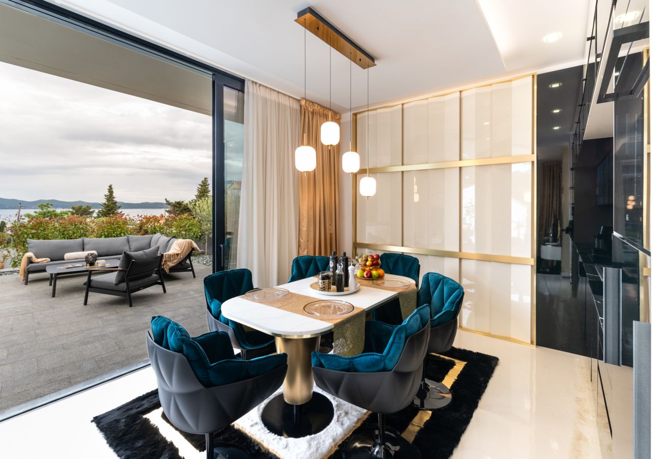 Villa in Zadar - Luxuriöses Anwesen in Matos mit beheiztem Pool