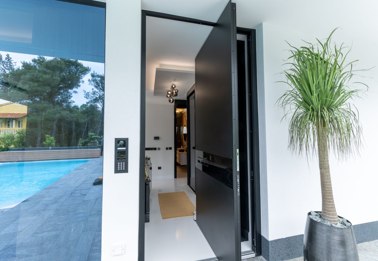 Villa in Zadar - Luxuriöses Anwesen in Matos mit beheiztem Pool