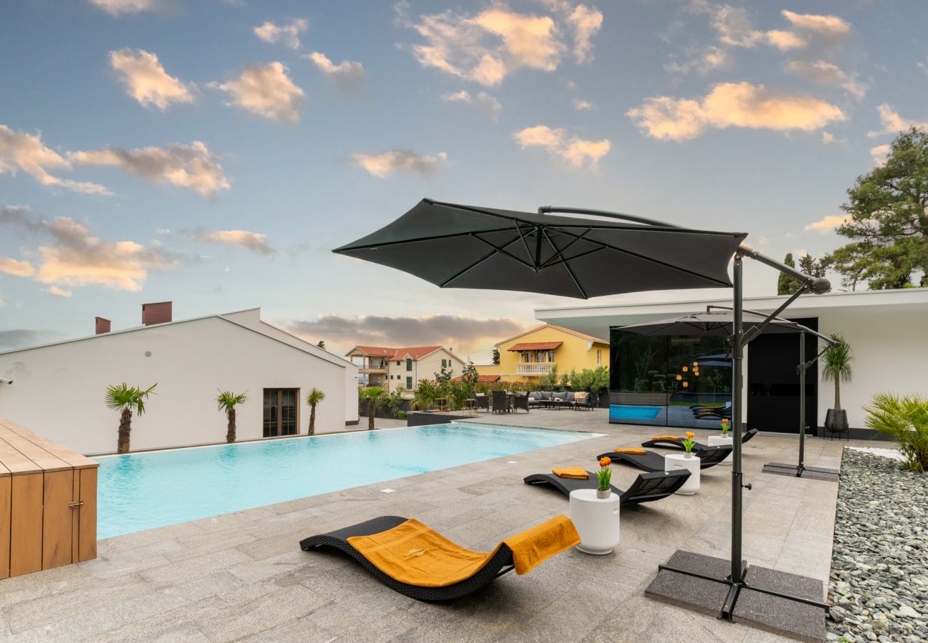 Villa in Zadar - Luxuriöses Anwesen in Matos mit beheiztem Pool