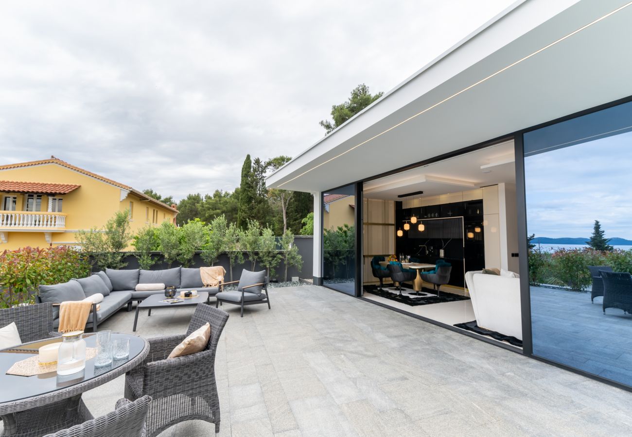 Villa in Zadar - Luxuriöses Anwesen in Matos mit beheiztem Pool