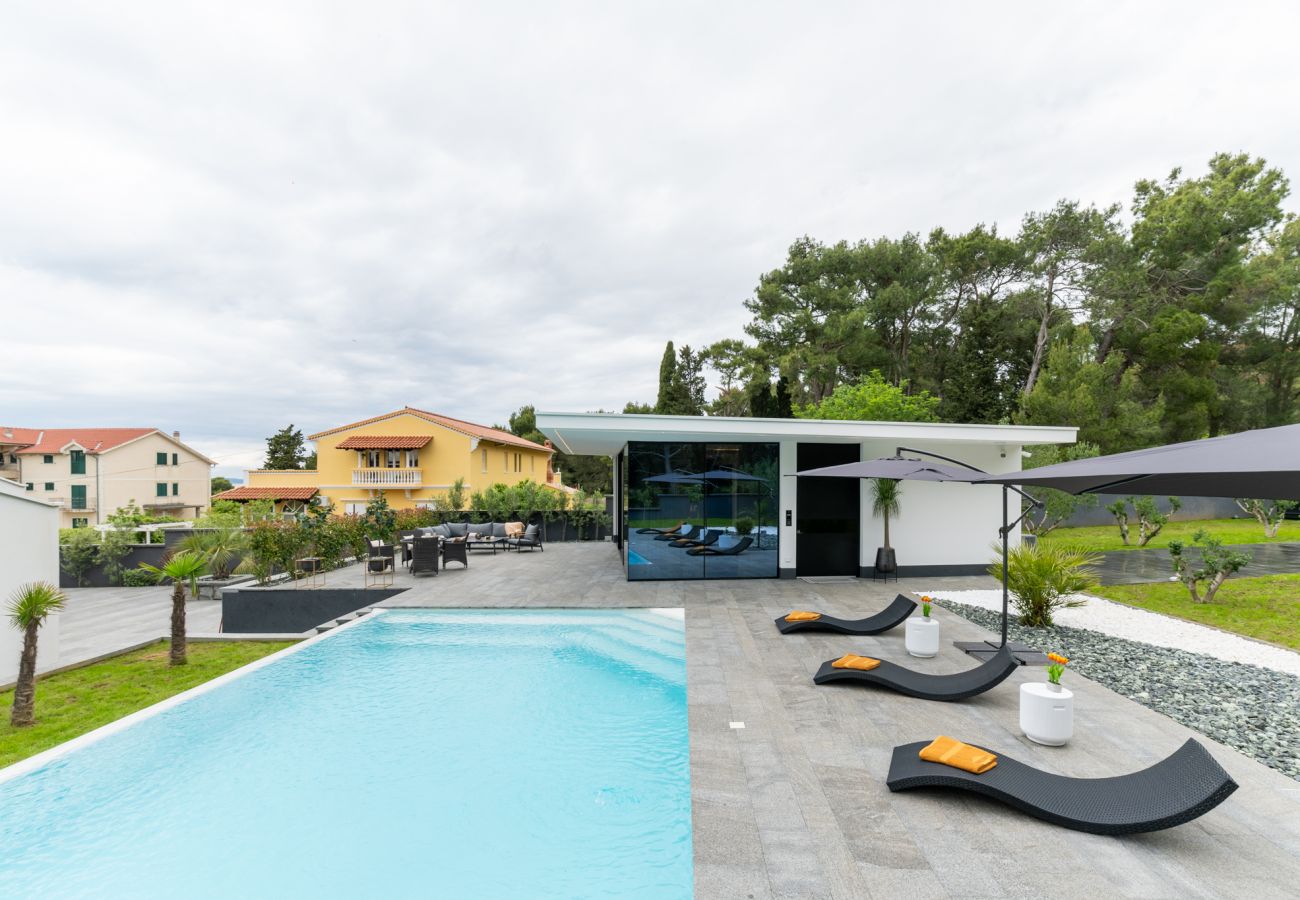 Villa in Zadar - Luxuriöses Anwesen in Matos mit beheiztem Pool