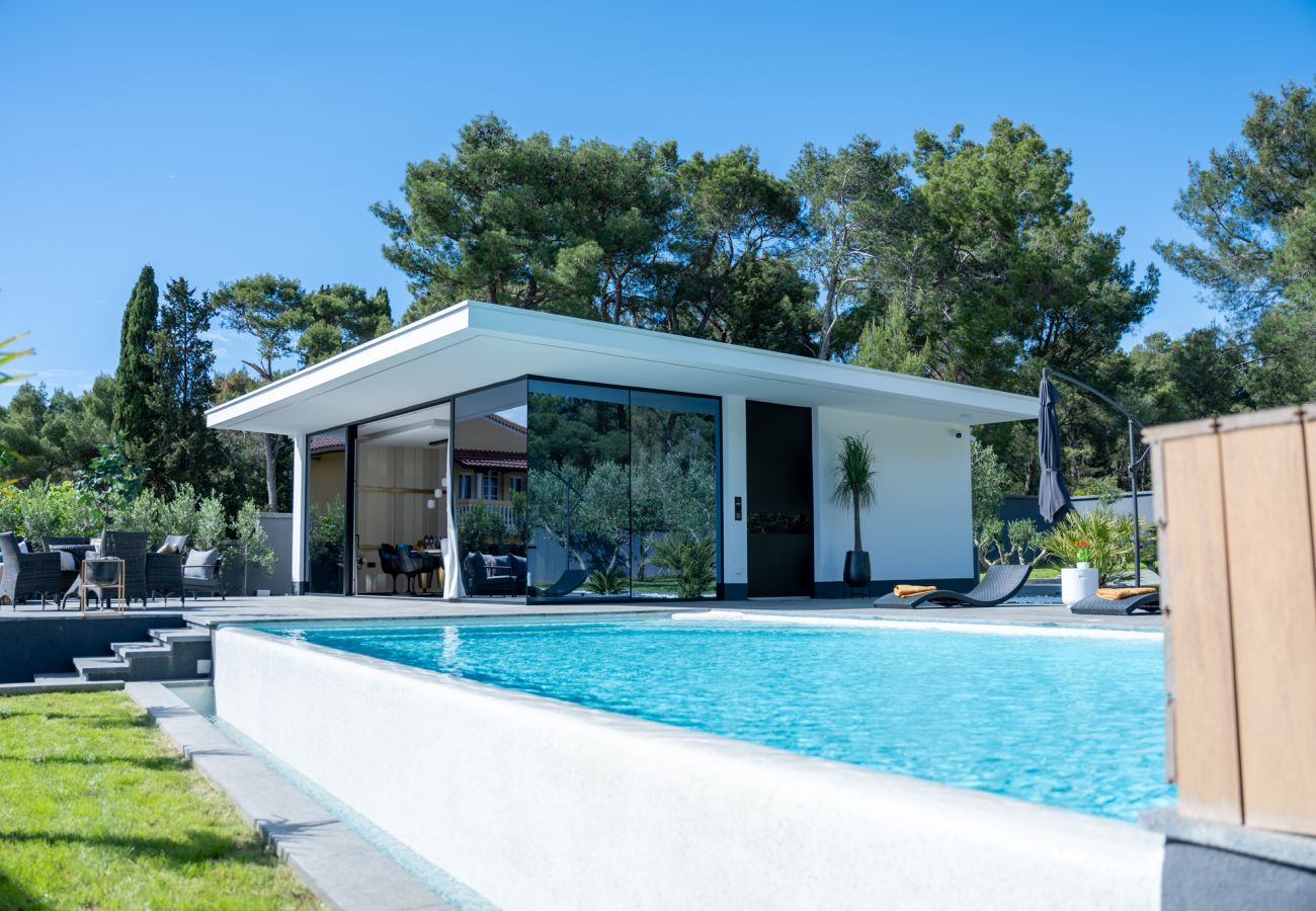 Villa in Zadar - Luxuriöses Anwesen in Matos mit beheiztem Pool