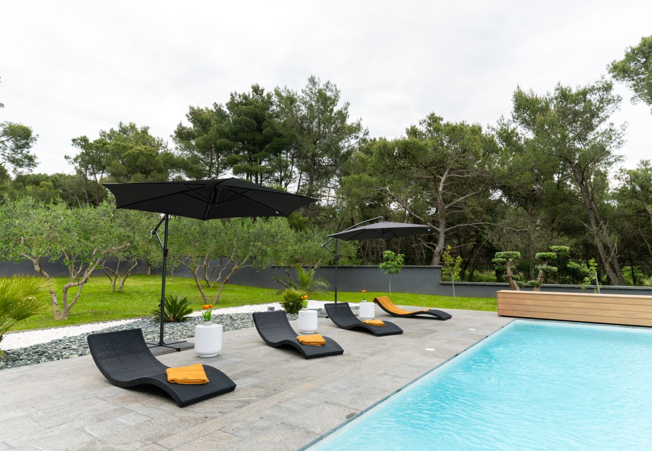 Villa in Zadar - Luxuriöses Anwesen in Matos mit beheiztem Pool