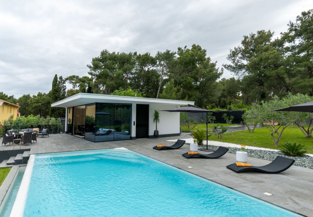 Villa in Zadar - Luxuriöses Anwesen in Matos mit beheiztem Pool