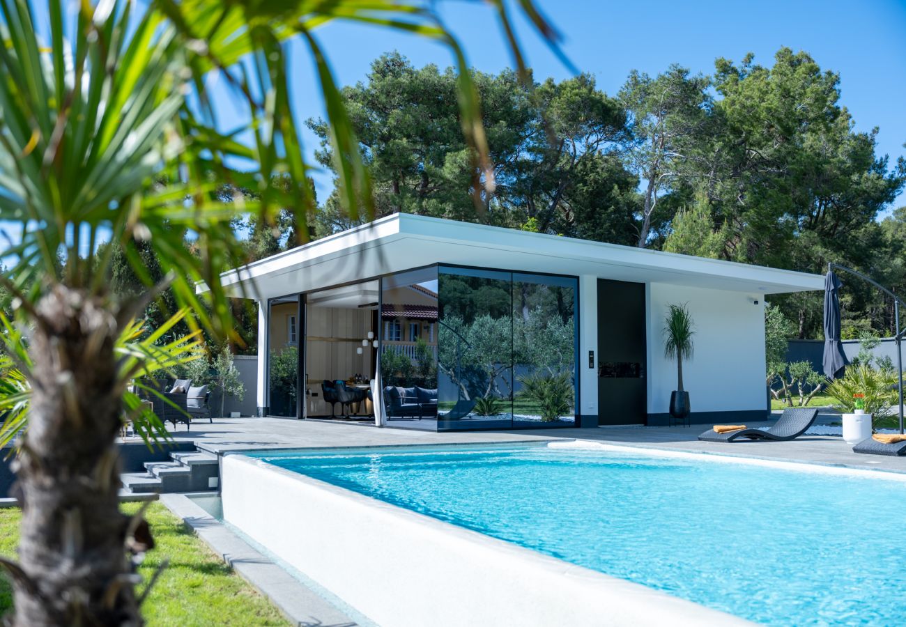 Villa in Zadar - Luxuriöses Anwesen in Matos mit beheiztem Pool