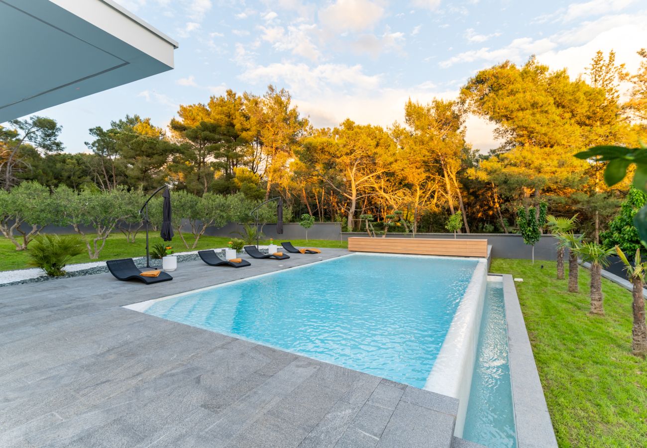 Villa in Zadar - Luxuriöses Anwesen in Matos mit beheiztem Pool