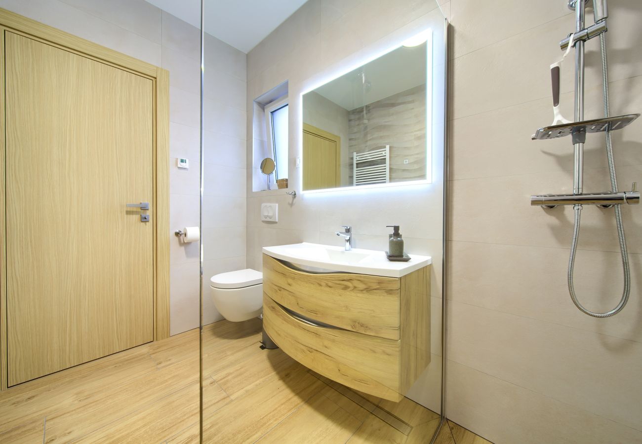 Villa in Njivice - Villa Bellissima mit beheiztem Pool