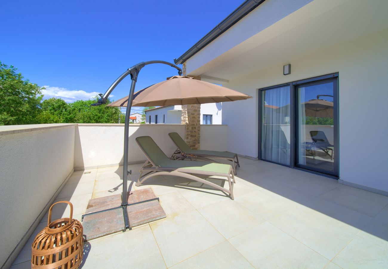 Villa in Njivice - Villa Bellissima mit beheiztem Pool