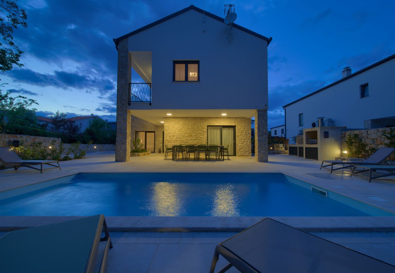 Villa in Njivice - Villa Bellissima mit beheiztem Pool