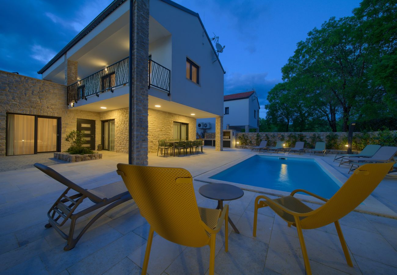 Villa in Njivice - Villa Bellissima mit beheiztem Pool