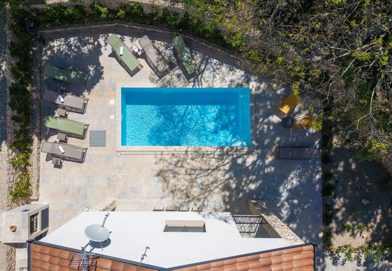 Villa in Njivice - Villa Bellissima mit beheiztem Pool