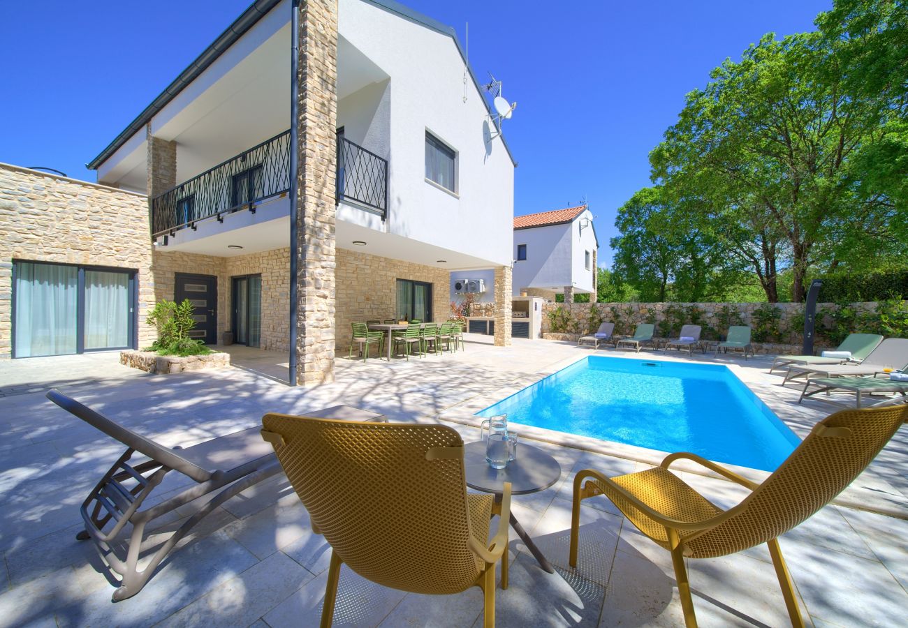 Villa in Njivice - Villa Bellissima mit beheiztem Pool