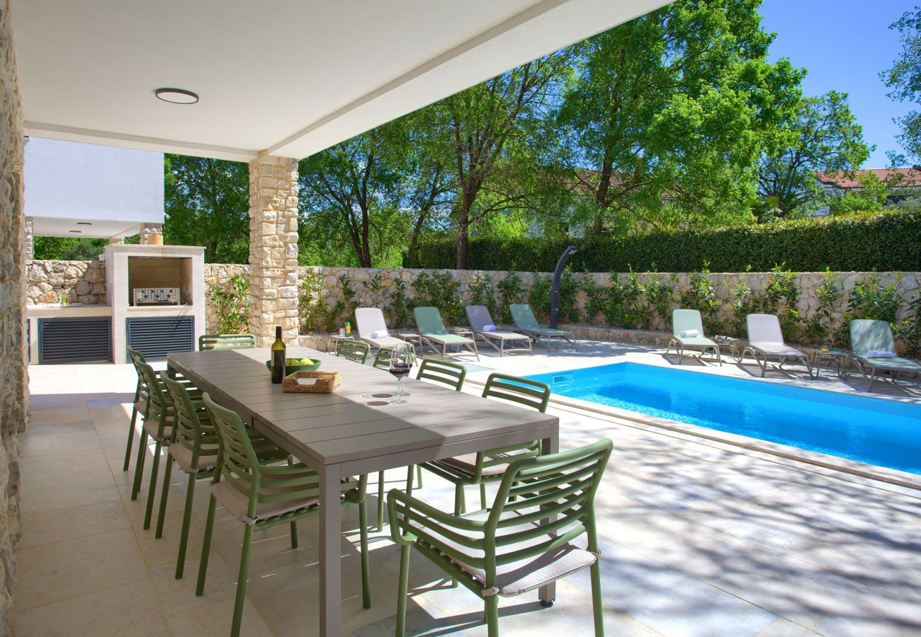 Villa in Njivice - Villa Bellissima mit beheiztem Pool