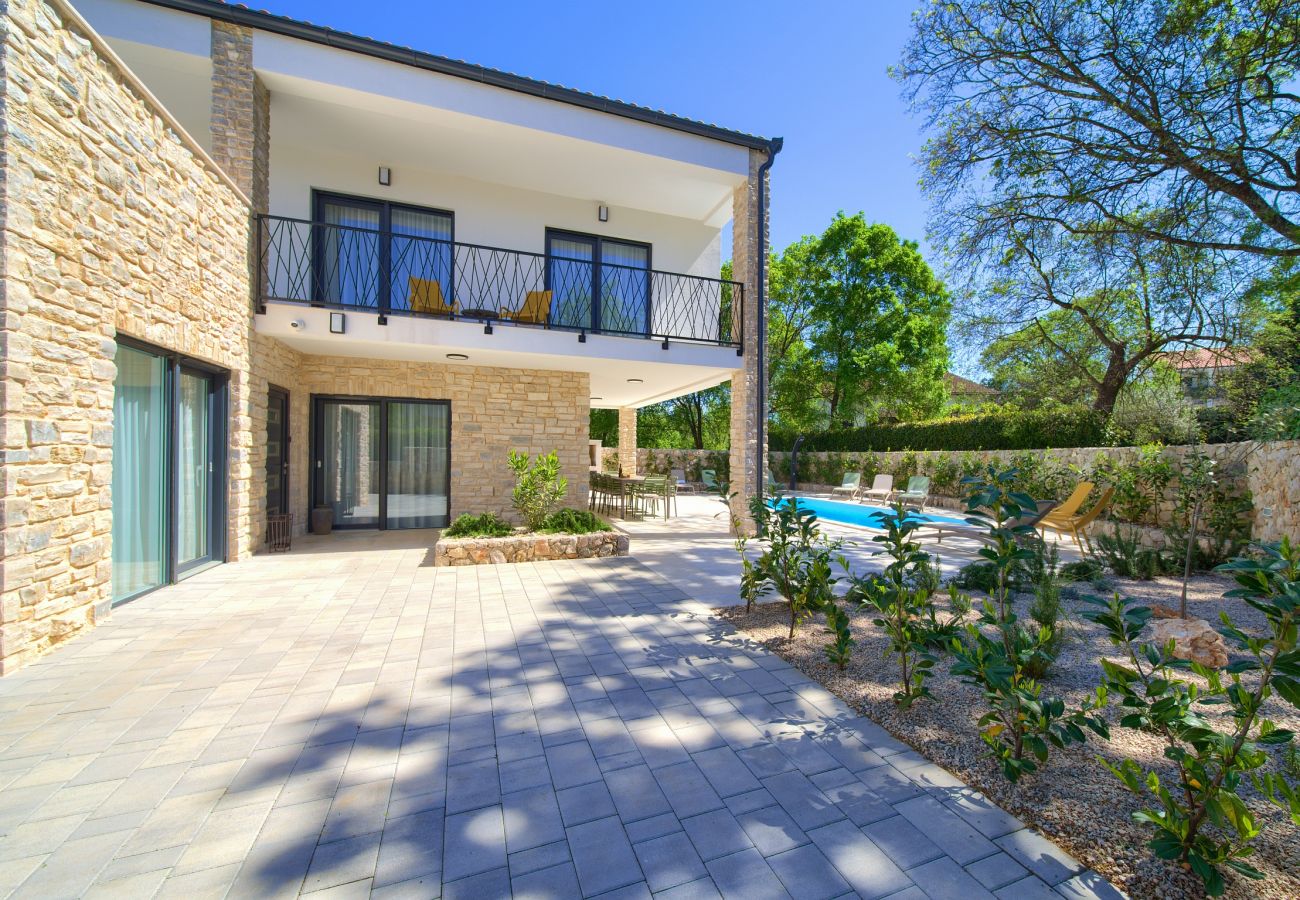 Villa in Njivice - Villa Bellissima mit beheiztem Pool