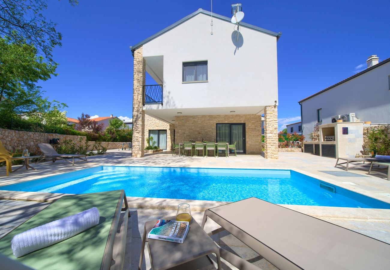 Villa in Njivice - Villa Bellissima mit beheiztem Pool