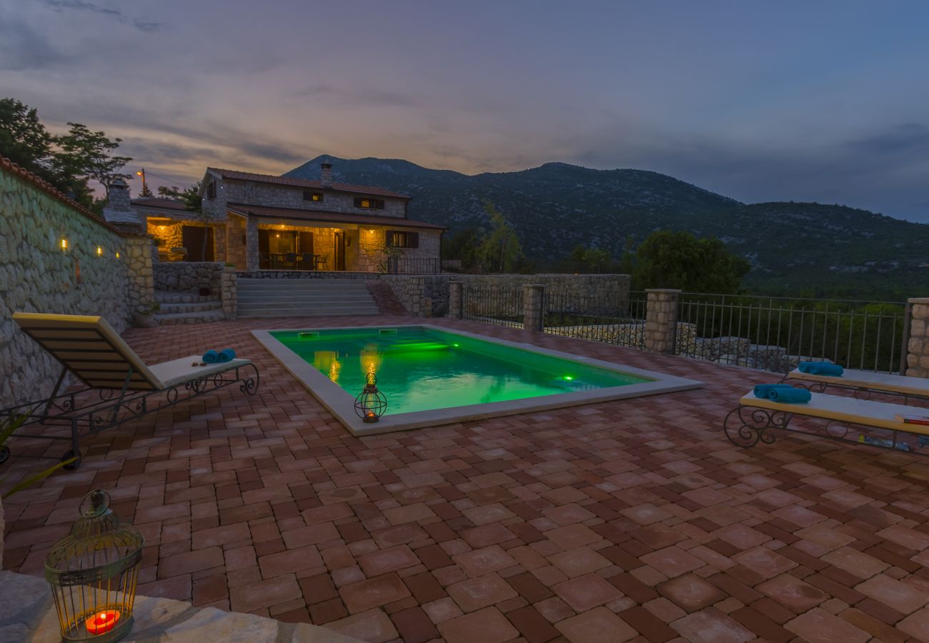 Villa in Duge Njive - Rustikale Villa Fragola mit beheiztem Pool
