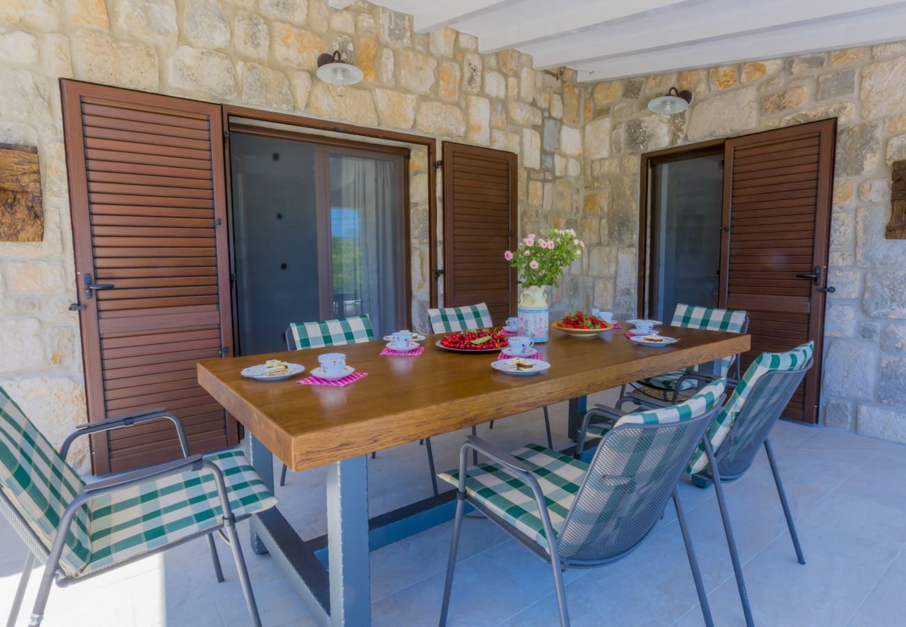 Villa in Duge Njive - Rustikale Villa Fragola mit beheiztem Pool