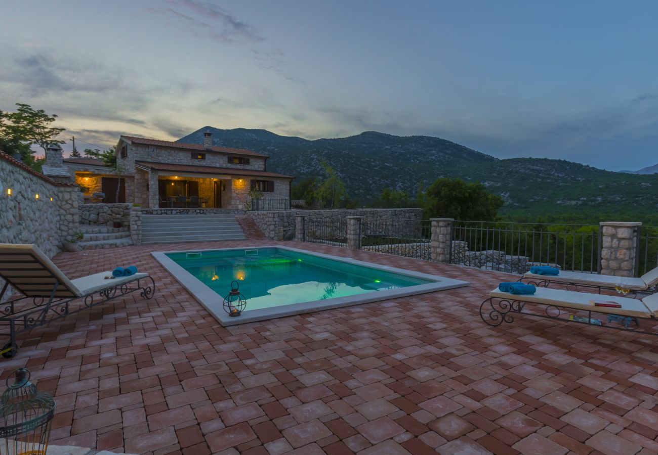 Villa in Duge Njive - Rustikale Villa Fragola mit beheiztem Pool