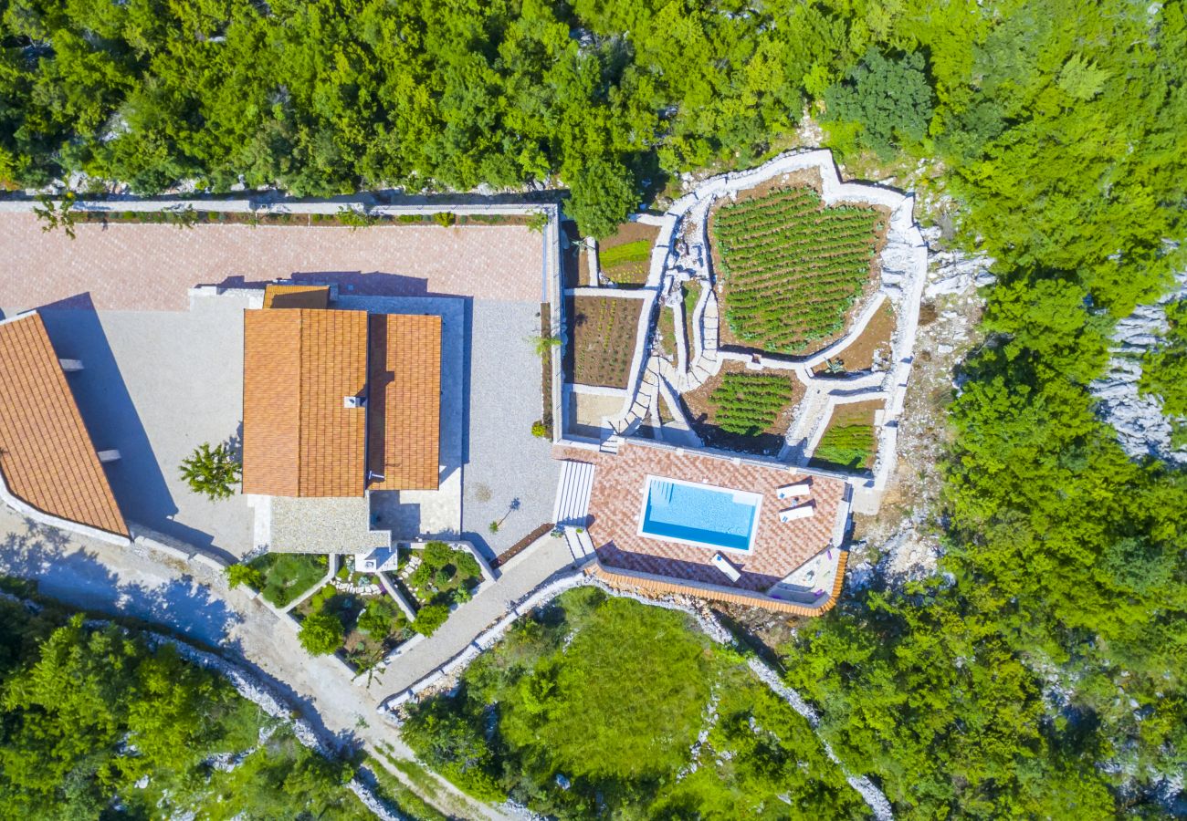 Villa in Duge Njive - Rustikale Villa Fragola mit beheiztem Pool