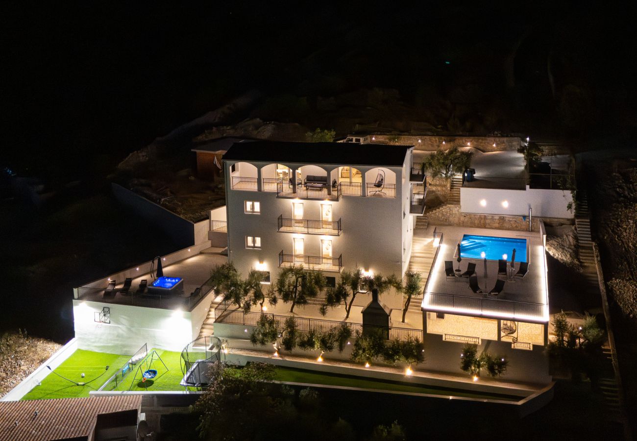 Villa in Sevid - Villa La Fortezza with sea view