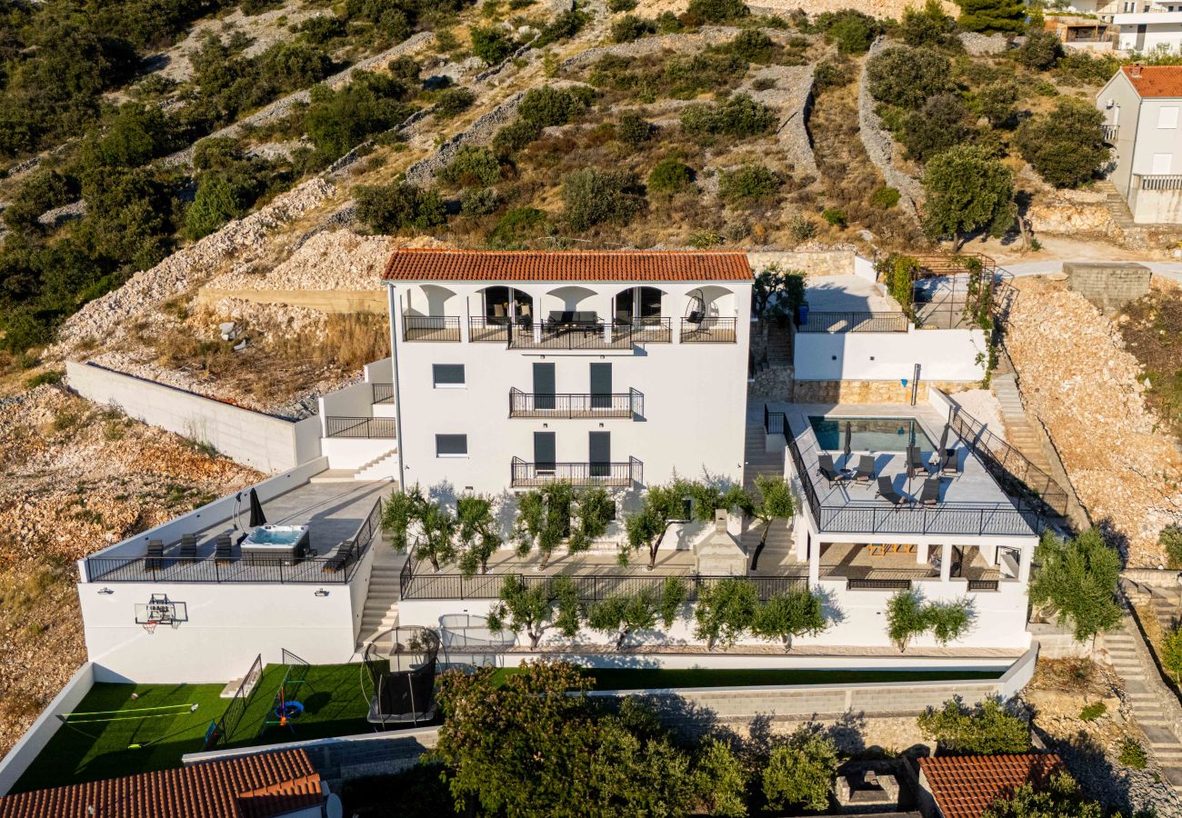 Villa in Sevid - Villa La Fortezza with sea view