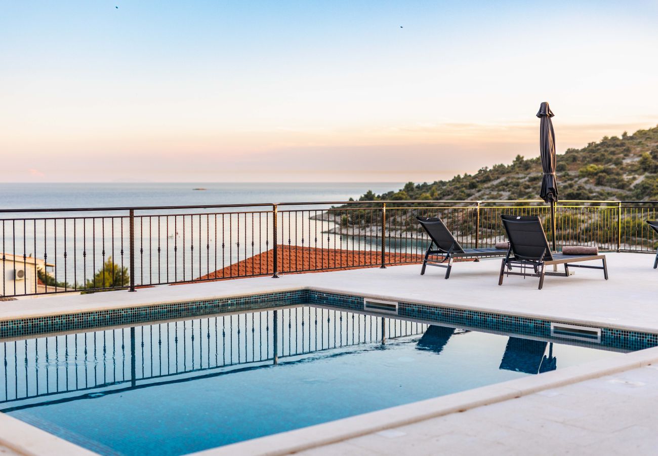 Villa in Sevid - Villa La Fortezza with sea view