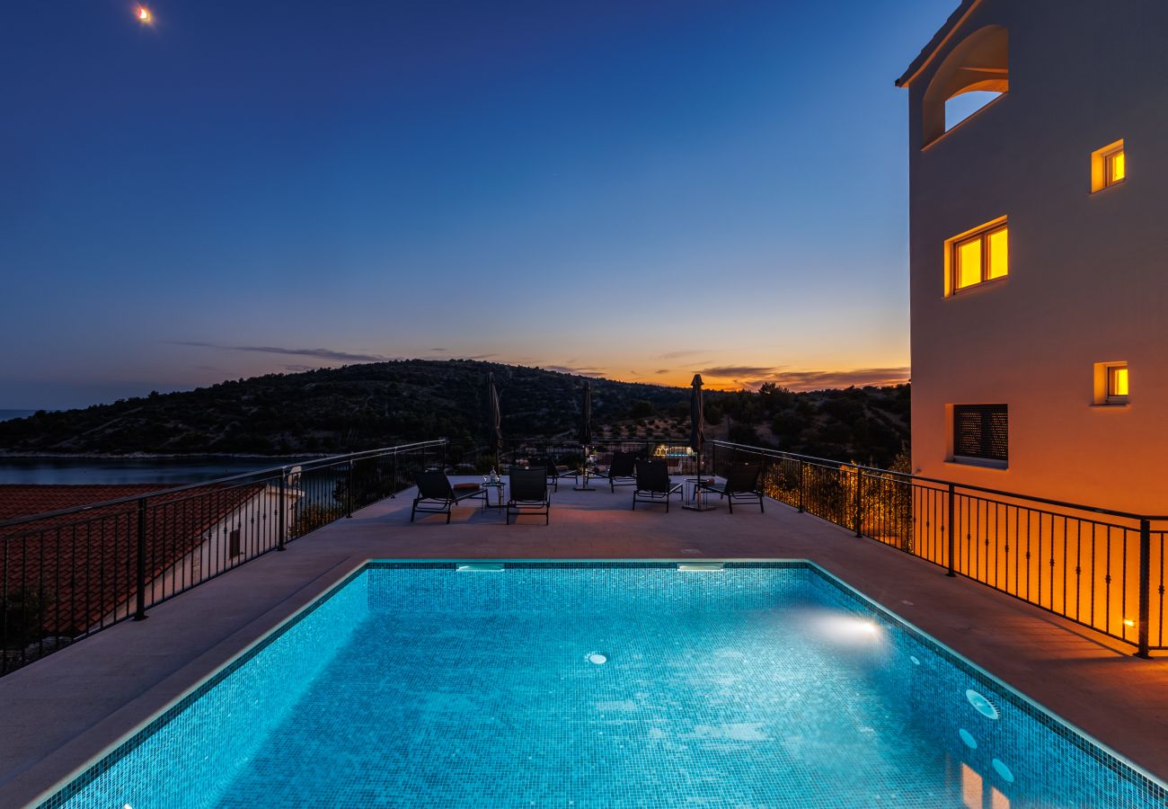Villa in Sevid - Villa La Fortezza with sea view