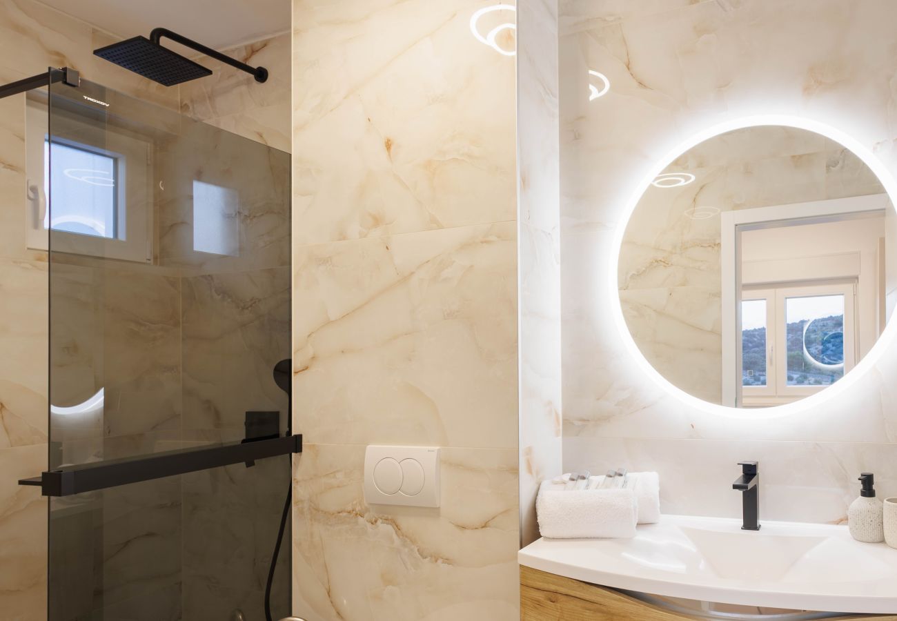 Villa in Sevid - Villa La Fortezza with sea view