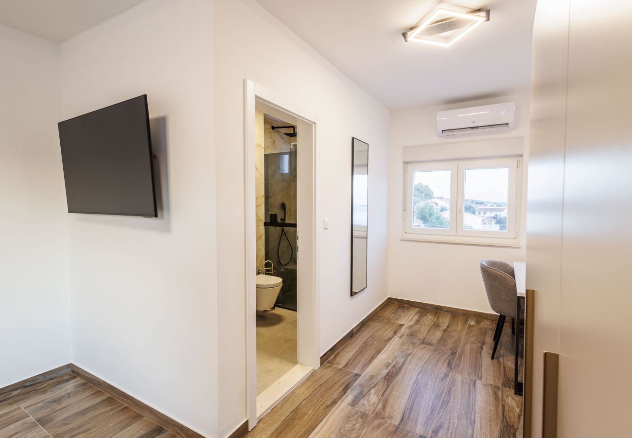 Villa in Sevid - Villa La Fortezza with sea view