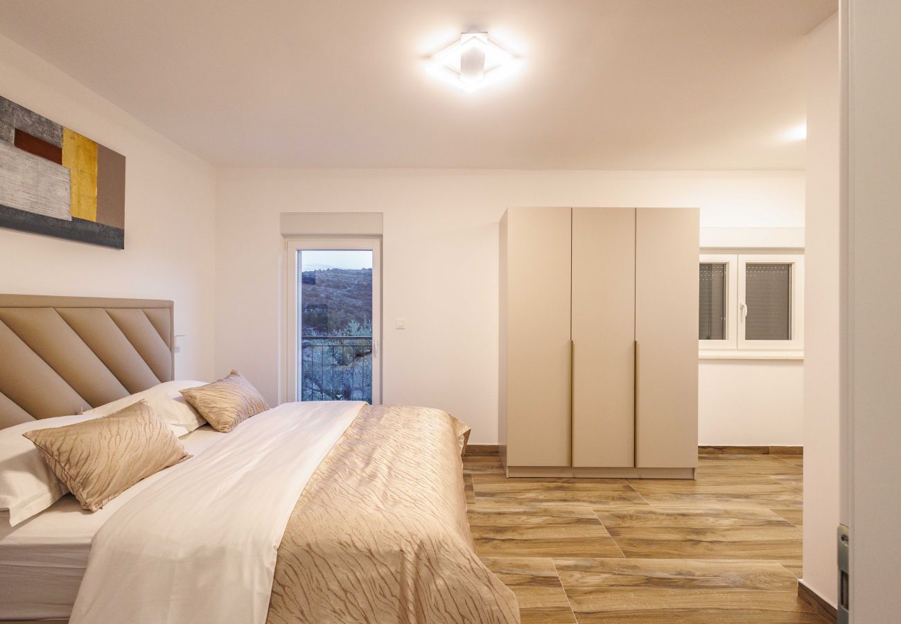 Villa in Sevid - Villa La Fortezza with sea view