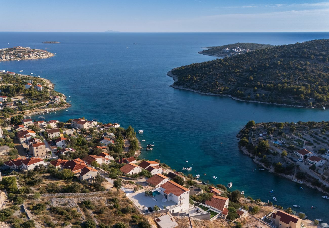 Villa in Sevid - Villa La Fortezza with sea view