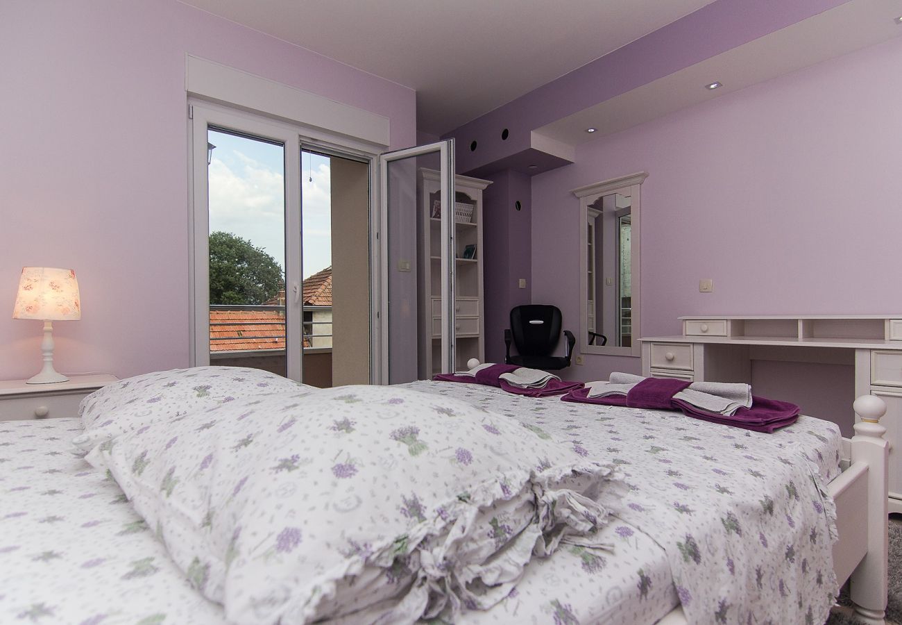 Ferienhaus in Vrgorac - Ferienhaus Vele mit Pool