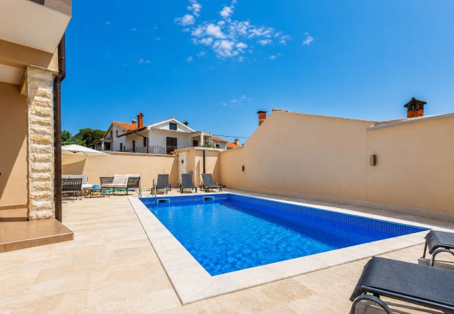 Ferienhaus in Galižana - Ferienhaus Fulia mit Pool