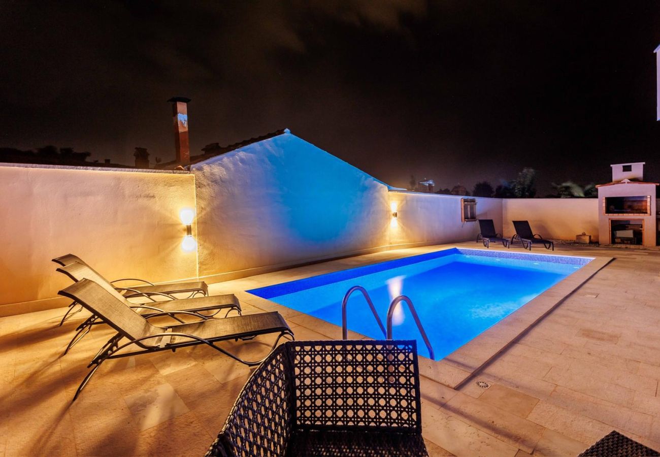 Ferienhaus in Galižana - Ferienhaus Fulia mit Pool