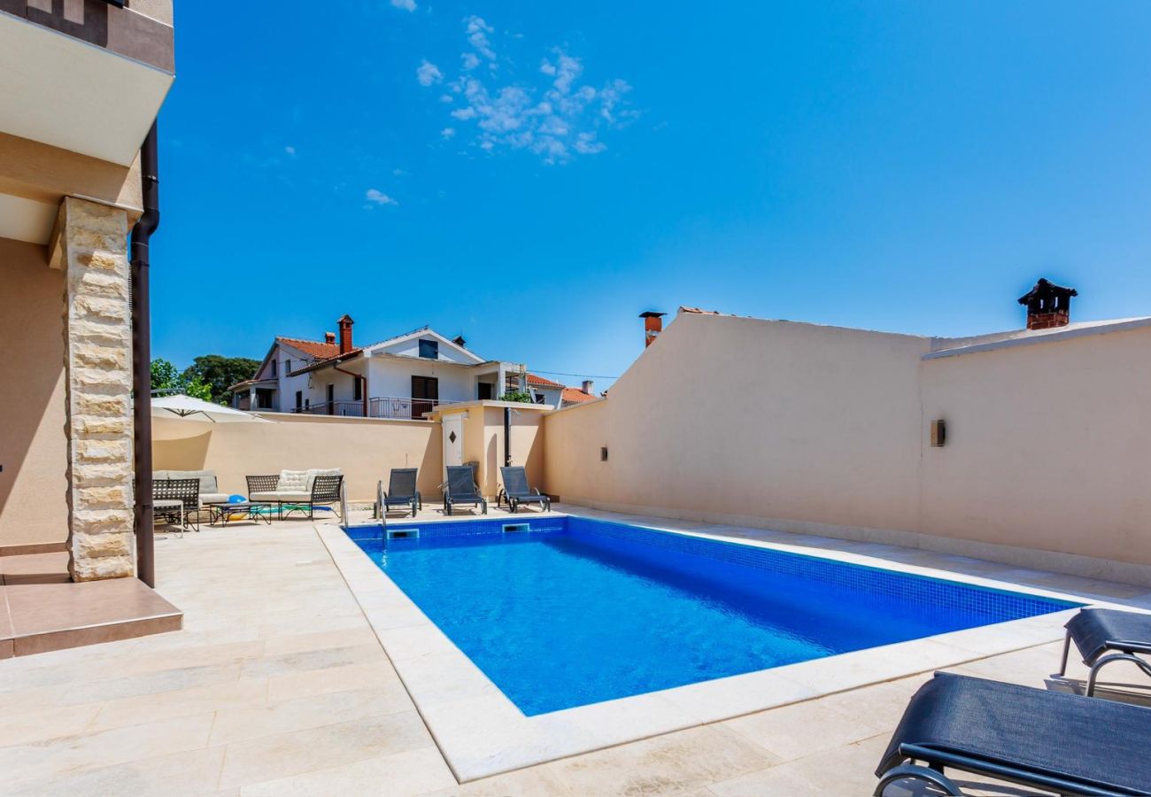 Ferienhaus in Galižana - Ferienhaus Fulia mit Pool