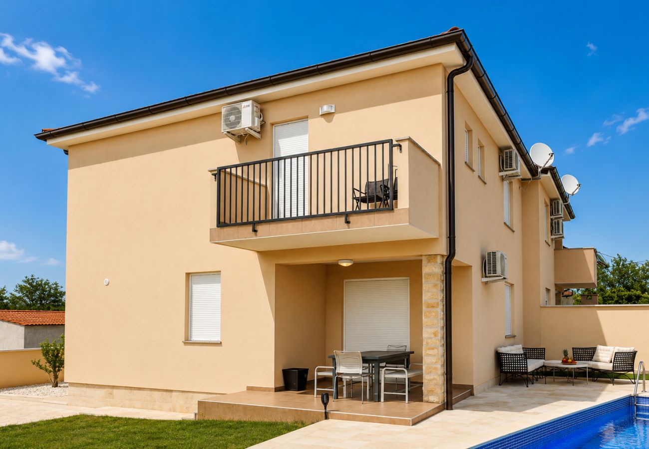 Ferienhaus in Galižana - Ferienhaus Fulia mit Pool