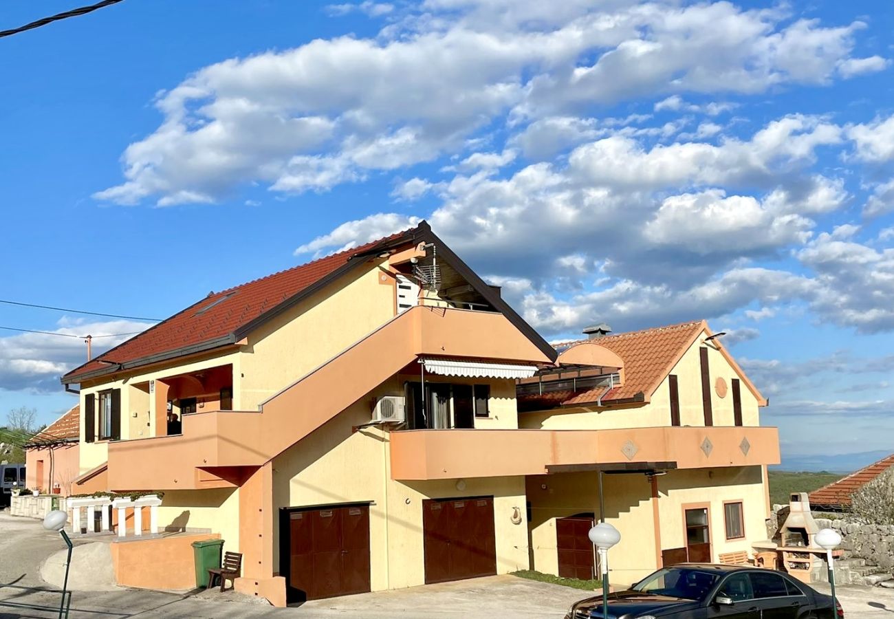 Ferienhaus in Vrgorac - Ferienhaus Rocca mit Pool