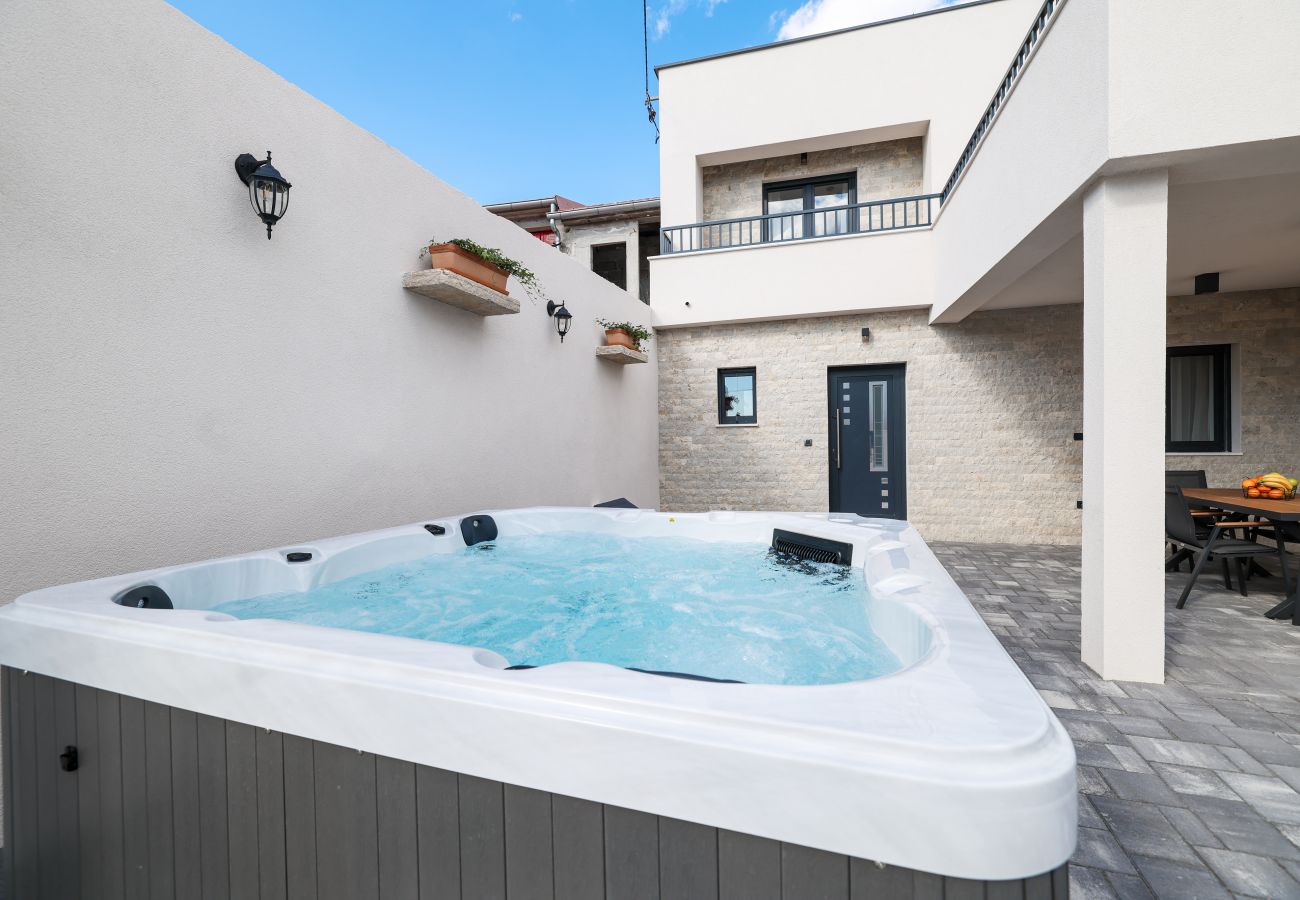 Villa in Sukošan - Villa Ruzarija mit Whirlpool
