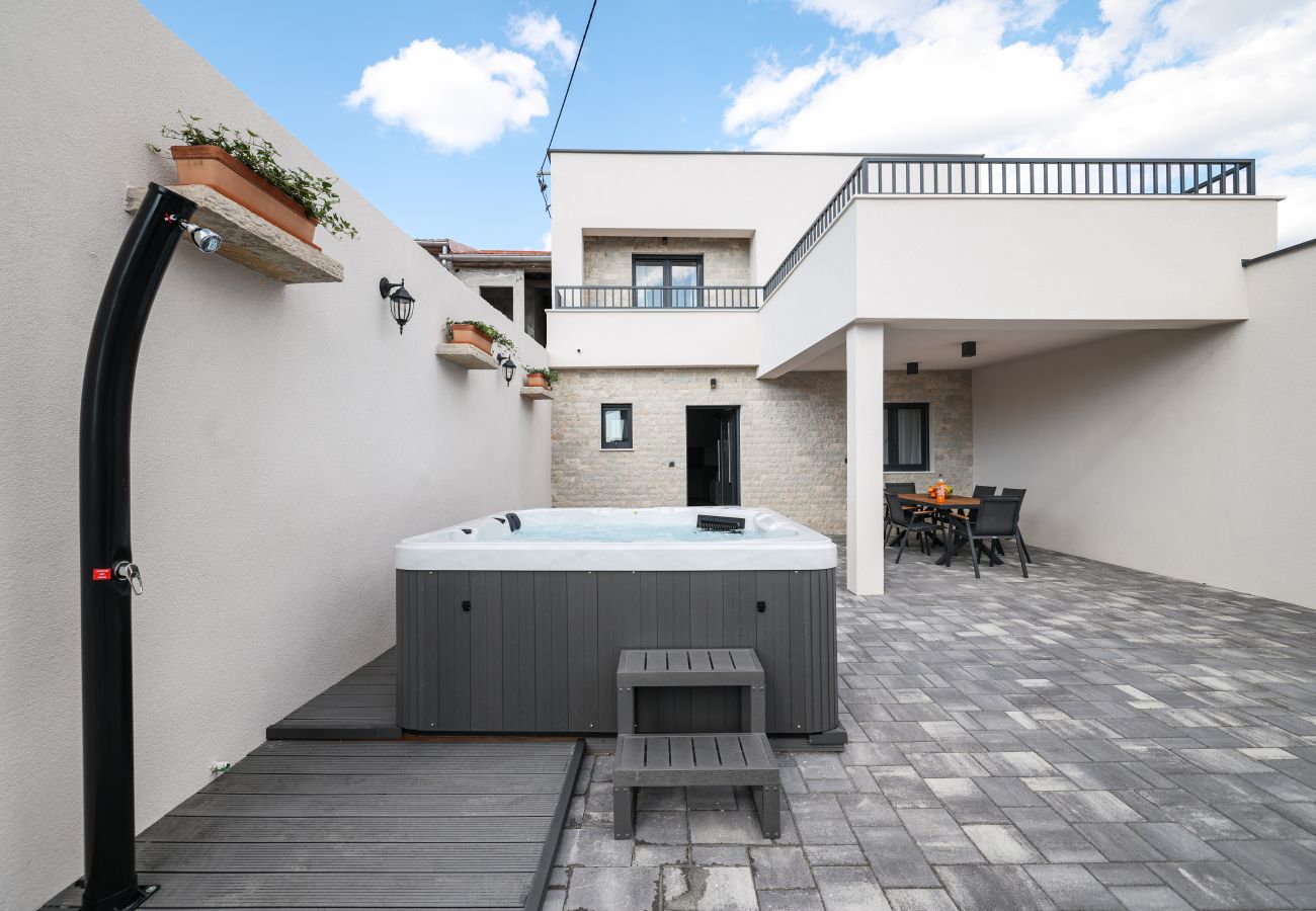 Villa in Sukošan - Villa Ruzarija mit Whirlpool